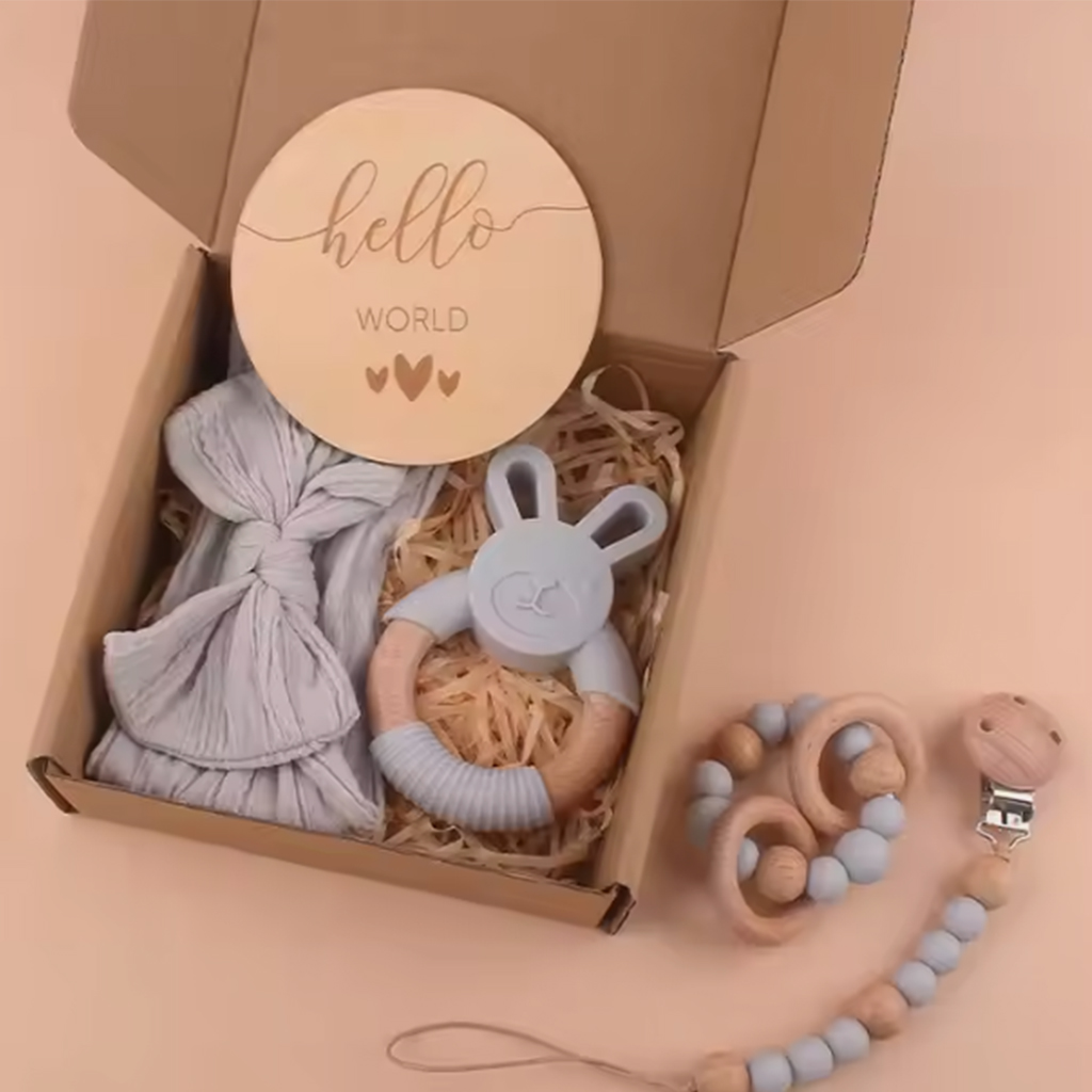 baba ajándékdoboz szürke színben